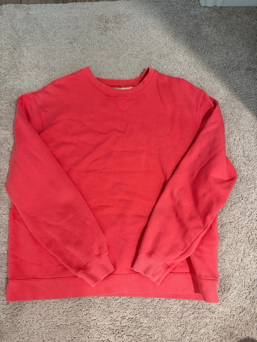 Women’s crewneck sweatshirt pink fits like a medium or small